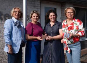 Overhandiging chocoladelogo Land van Maas en Waal - Stichting Bureau Toerisme - Stichting Bureau Toerisme Overhandiging chocoladelogo Land van Maas en Waal