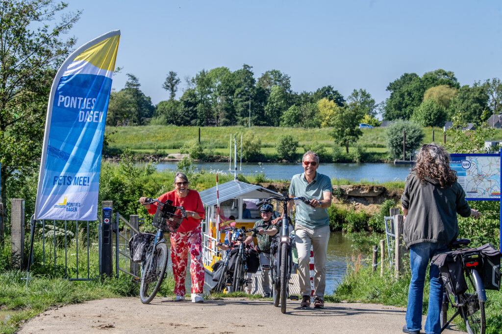 Bezoekers bij de veerpont tijdens Pontjesdagen 2026 in Ravenstein