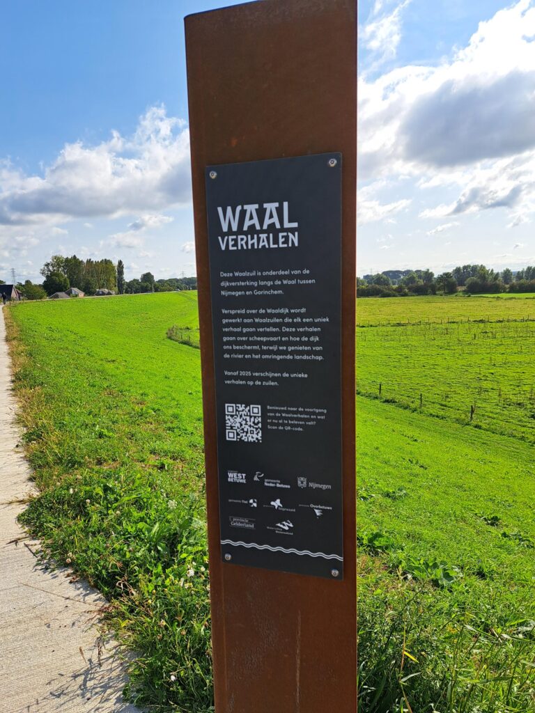 Waalzuil met een verhaal en QR-code langs de rivier