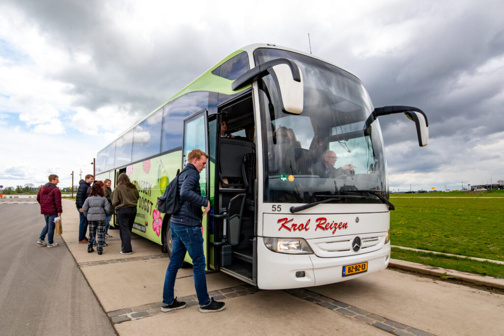 Coypright Stichting Bureau Toerisme Seijbel Photography--110 - Stichting Bureau Toerisme Een groep mensen stapt in een touringcar van Krol Reizen.