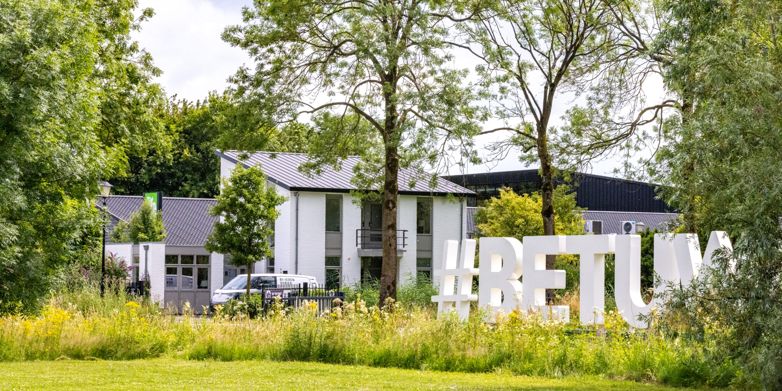 Hoofdkantoor van Stichting Bureau Toerisme in Ommeren, met de witte letters #BETUWE in het groen.