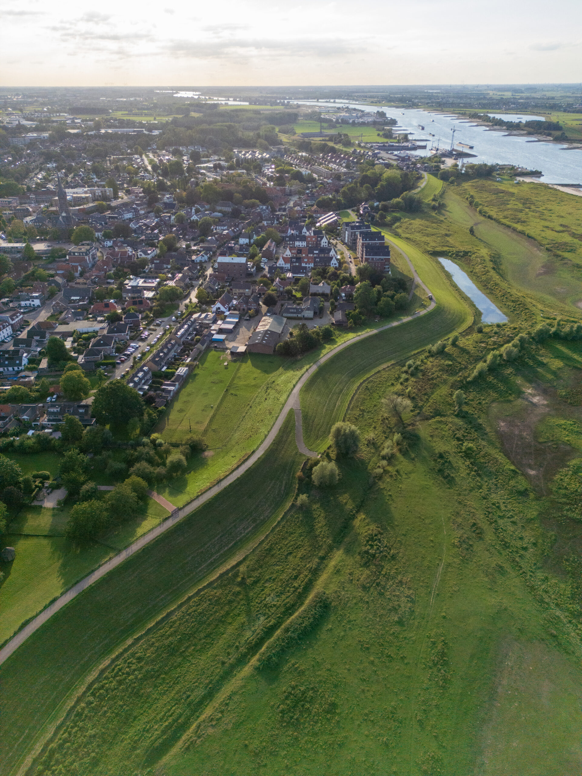Luchtfoto van Druten met de dijk, uiterwaarden en rivier de Waal