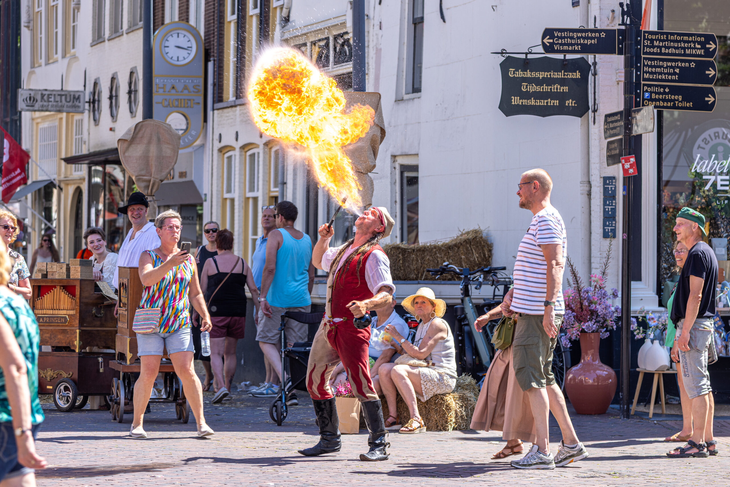 Straatartiest en bezoekers tijdens de Hanzedagen in Zaltbommel