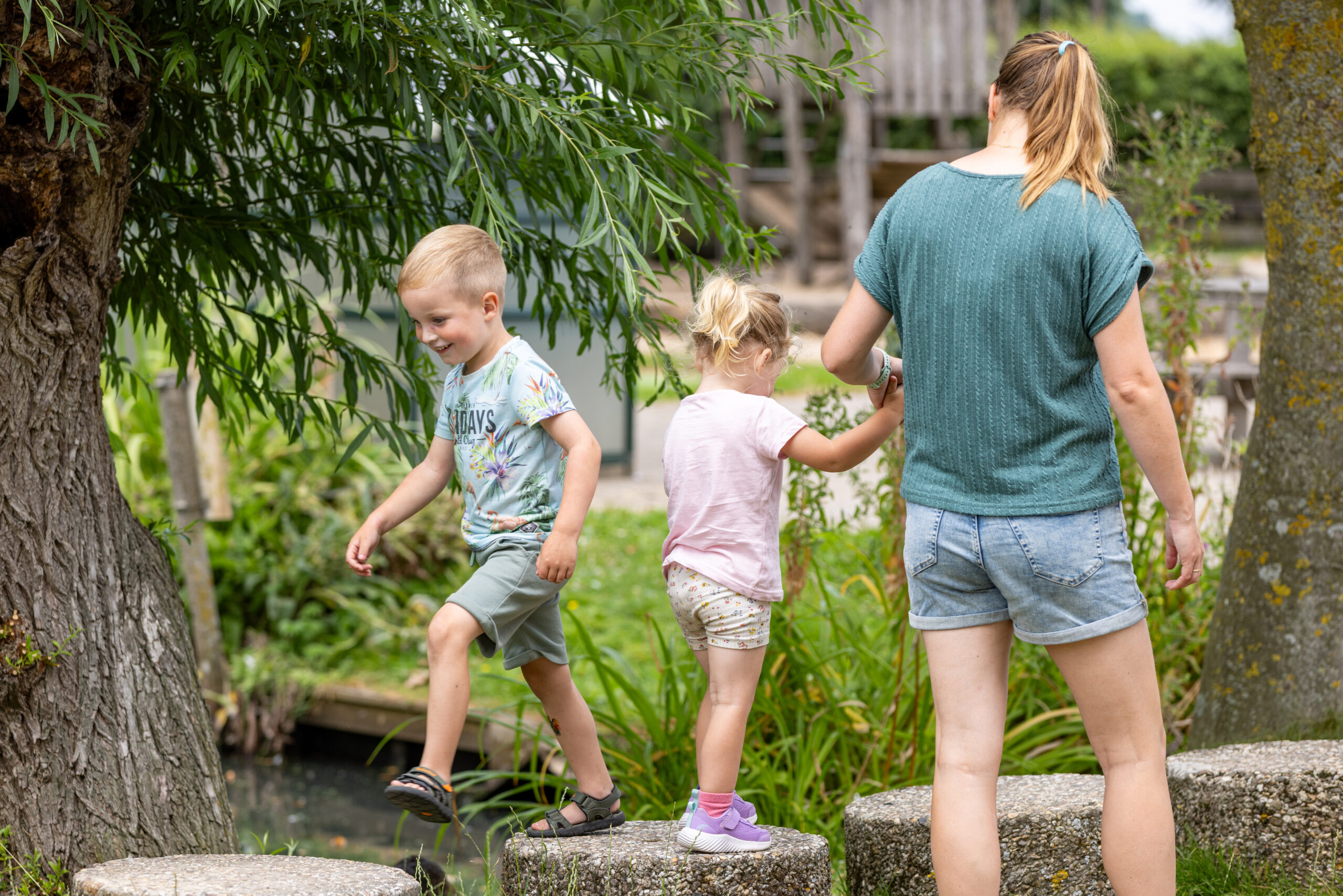 Kinderen lopen over stapstenen bij de kinderboerderij in Culemborg